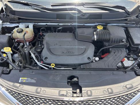 Used 2021 Chrysler Voyager LX image 43