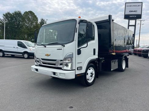 Used 2024 Chevrolet Low Cab Forward RWD image 3