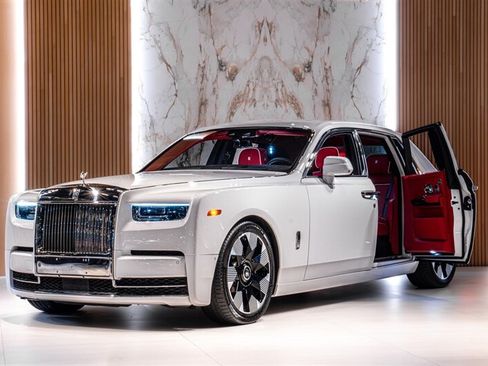 Used 2024 Rolls-Royce Phantom Sedan RWD image 2