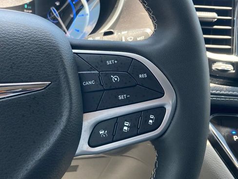 Used 2024 Chrysler Pacifica Limited FWD image 19