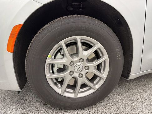 New 2026 Chrysler Pacifica Select image 8