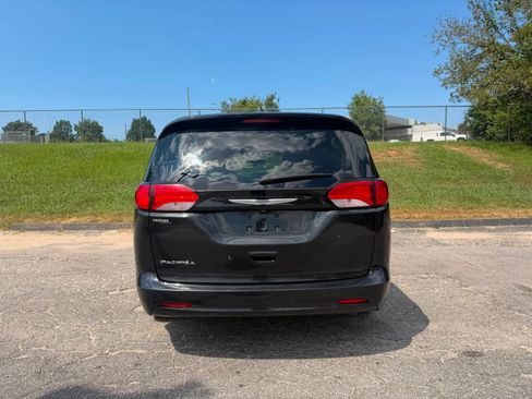 Used 2017 Chrysler Pacifica Touring FWD image 10
