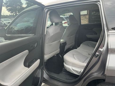 Used 2021 Toyota Highlander LE FWD image 10