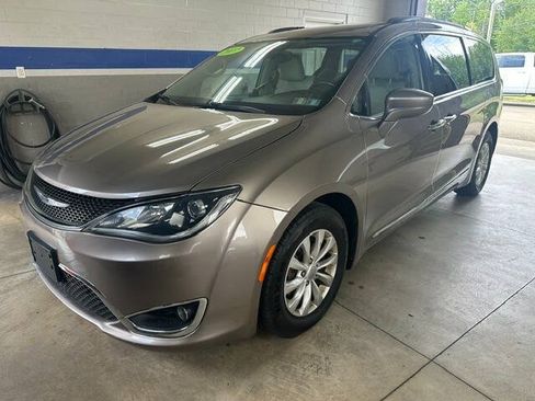 Used 2017 Chrysler Pacifica Touring-L FWD image 3