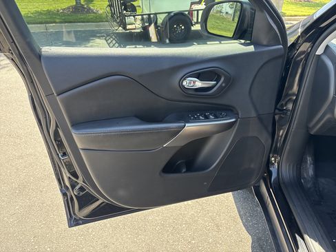 Used 2019 Jeep Cherokee Latitude w/ Cold Weather Group AWD/4WD image 14