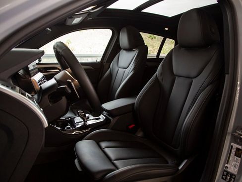 Certified 2025 BMW X4 xDrive30i image 18