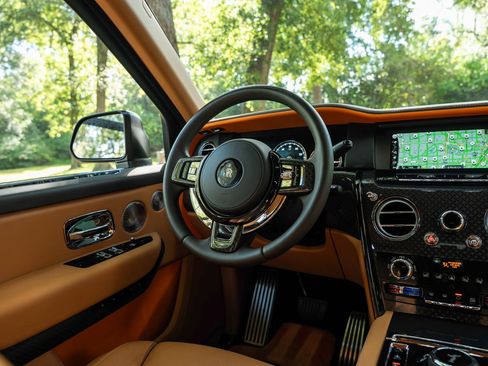 Used 2023 Rolls-Royce Cullinan Black Badge w/ Leather Finishing Pack image 29