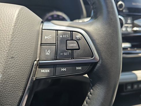 Used 2020 Toyota Highlander LE FWD image 19