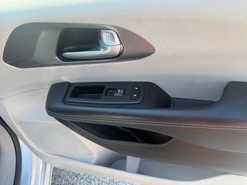 Used 2024 Chrysler Pacifica Touring-L FWD image 48