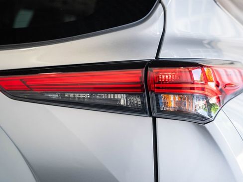 Used 2023 Toyota Highlander LE AWD/4WD image 6