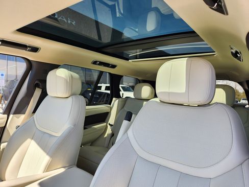 Used 2024 Land Rover Range Rover SE image 12