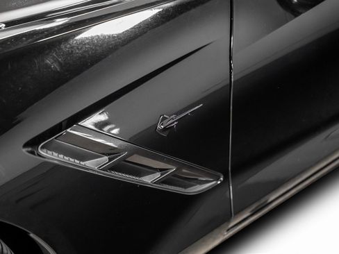 Used 2019 Chevrolet Corvette Stingray Coupe w/ Carbon Flash Badge Package image 18