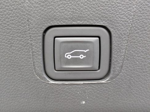 Used 2023 Chevrolet Traverse High Country image 8