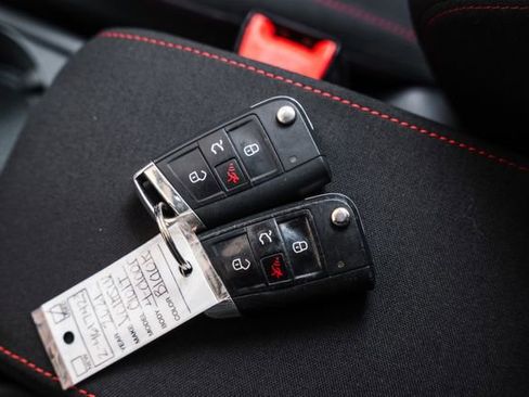 Used 2021 Volkswagen Golf S image 86