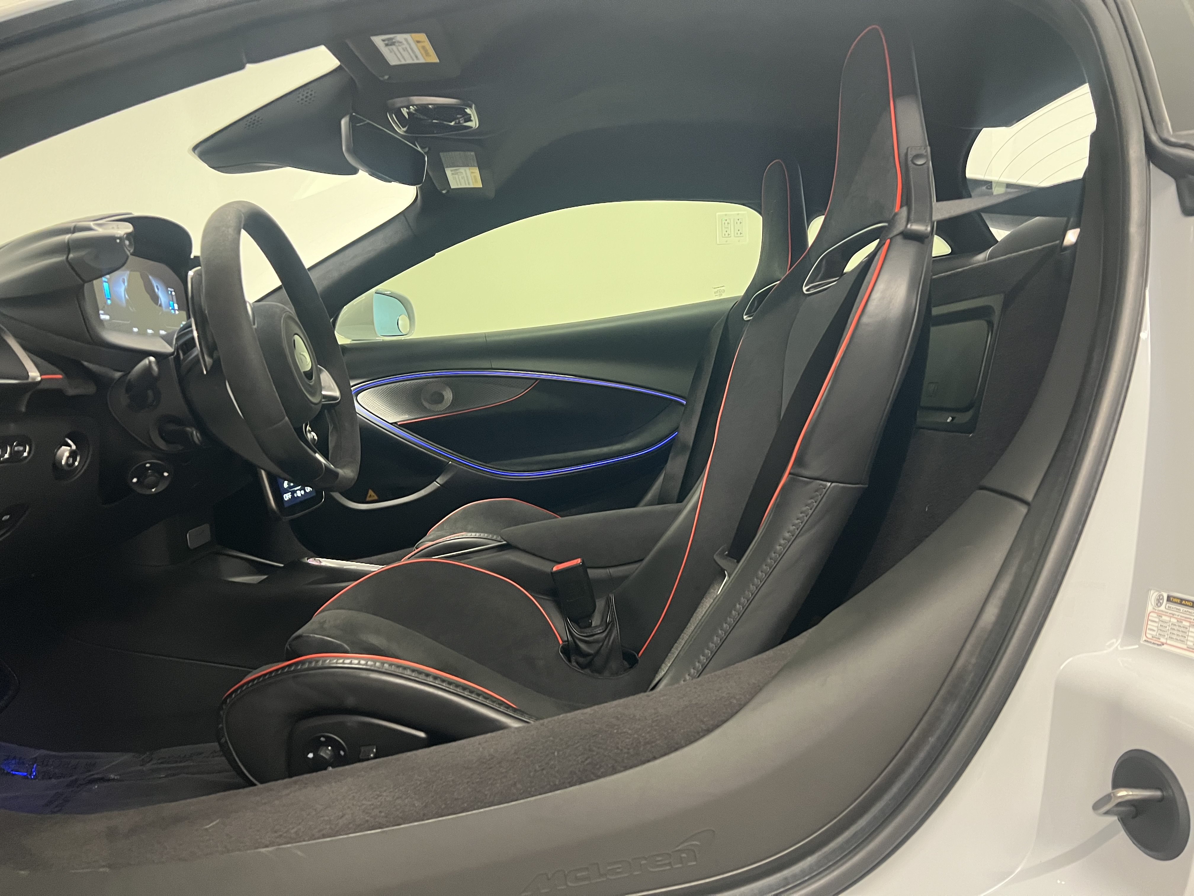 Used 2023 McLaren Artura RWD image 8