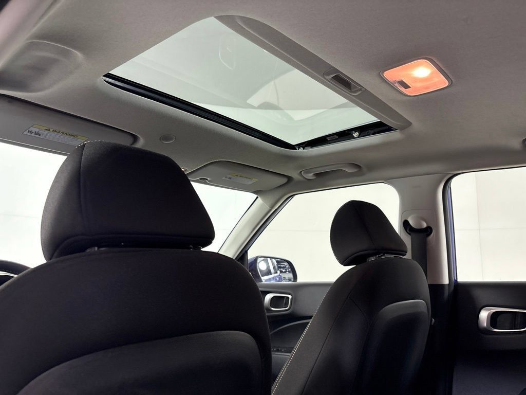 Used 2024 Hyundai Venue SEL FWD image 20