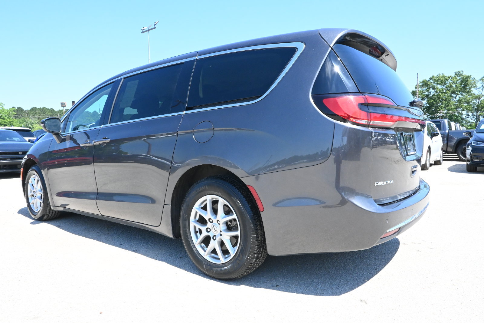 Used 2023 Chrysler Pacifica Touring-L FWD image 2
