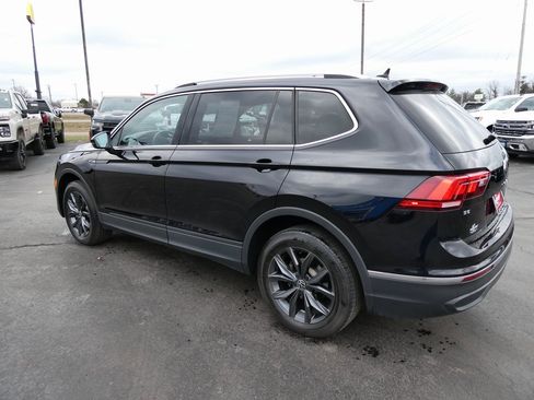 Used 2022 Volkswagen Tiguan SE w/ Panoramic Sunroof Package image 7