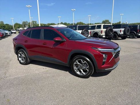 Used 2024 Chevrolet Trax LT w/ Driver Confidence Package FWD image 1