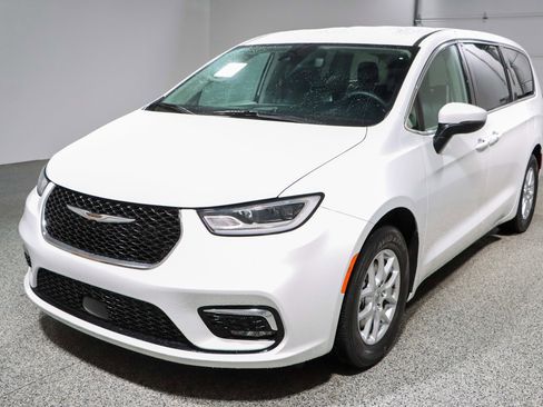 Used 2023 Chrysler Pacifica Touring-L FWD image 32