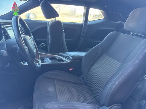 Used 2015 Dodge Challenger SXT image 4