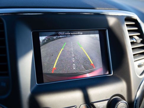 Used 2018 Jeep Grand Cherokee Laredo image 17