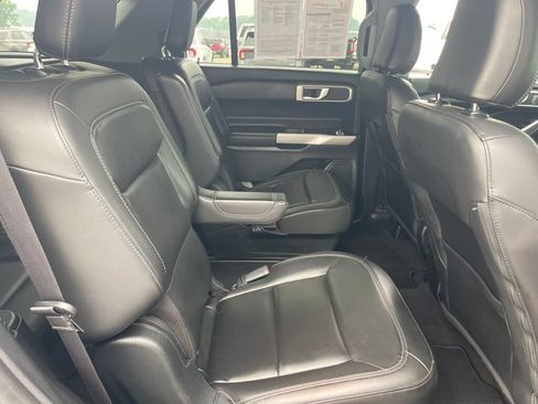 Used 2022 Ford Explorer XLT w/ Equipment Group 202A AWD/4WD image 31