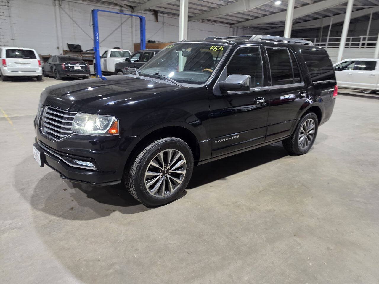 Used 2017 Lincoln Navigator Select AWD/4WD image 2