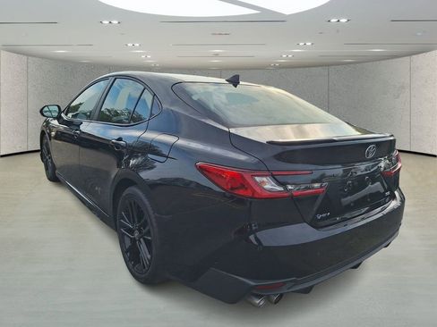 Used 2025 Toyota Camry SE w/ Convenience Package image 3