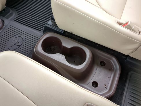 Used 2021 Toyota Highlander XLE FWD image 32