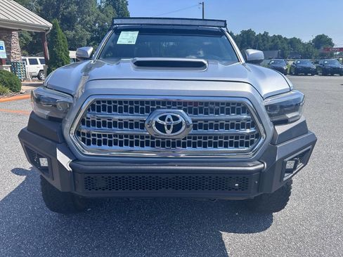 Used 2017 Toyota Tacoma TRD Sport image 4