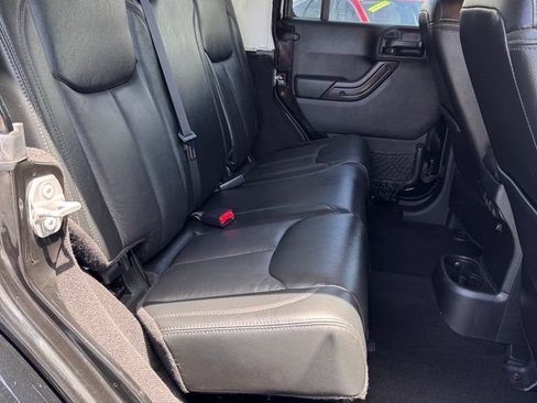 Used 2017 Jeep Wrangler Unlimited Sahara AWD/4WD image 13