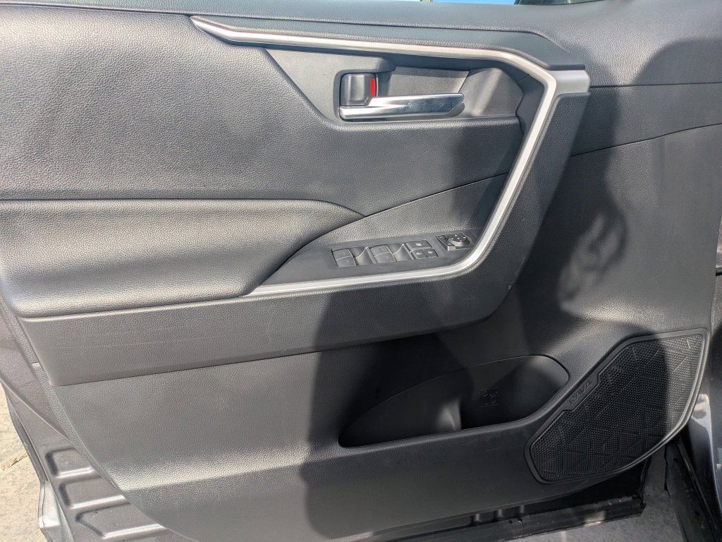 Used 2025 Toyota RAV4 XLE AWD/4WD image 10