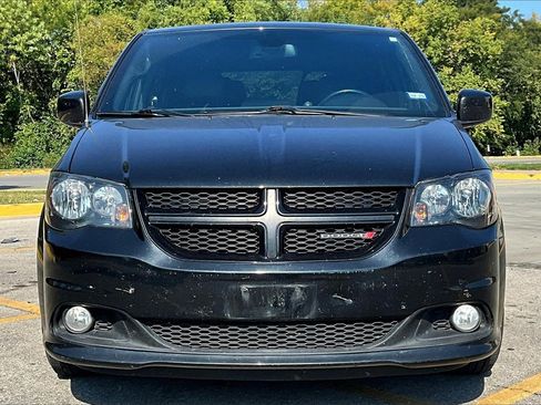 Used 2019 Dodge Grand Caravan GT image 2
