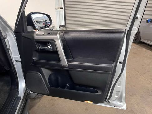 Used 2018 Toyota 4Runner SR5 Premium image 12