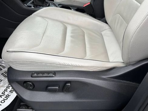 Used 2019 Volkswagen Tiguan SEL Premium image 17