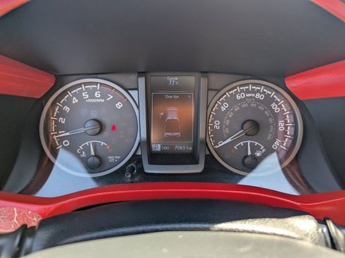 Used 2017 Toyota Tacoma TRD Off-Road w/ Tow Package (A/T) AWD/4WD image 14