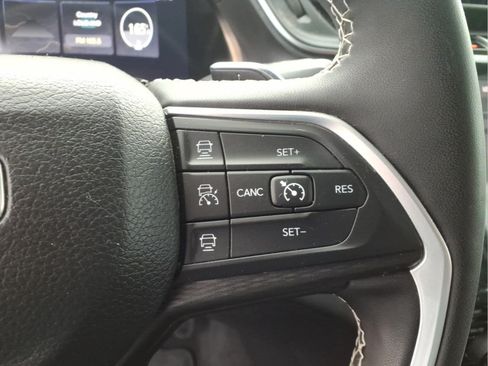 Used 2023 Jeep Grand Cherokee Laredo AWD/4WD image 15