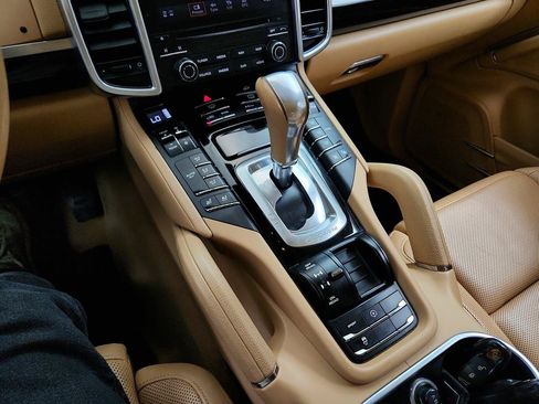 Used 2017 Porsche Cayenne Platinum Edition w/ Premium Package (PJV) AWD/4WD image 18
