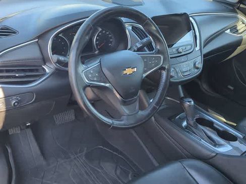 Used 2018 Chevrolet Malibu LT w/ Leather Package FWD image 9