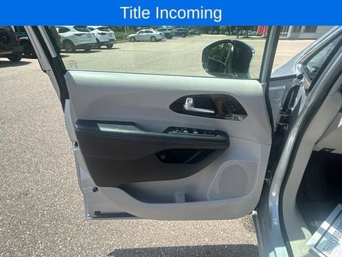 Used 2023 Chrysler Pacifica Limited FWD image 16