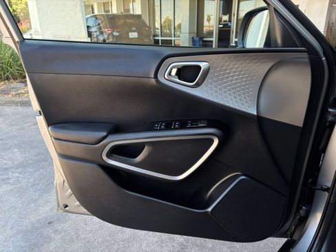 Used 2025 Kia Soul LX w/ LX Technology Package FWD image 18