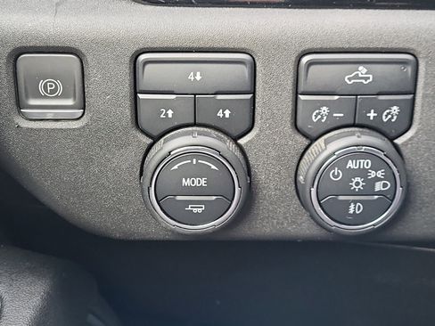 Used 2024 Chevrolet Silverado 2500 LT w/ Convenience Package image 29