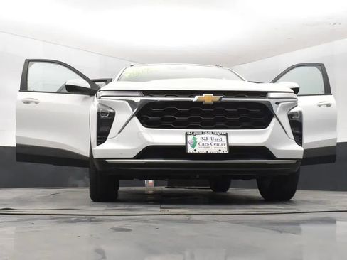 Used 2025 Chevrolet Trax LT w/ LT Convenience Package FWD image 11