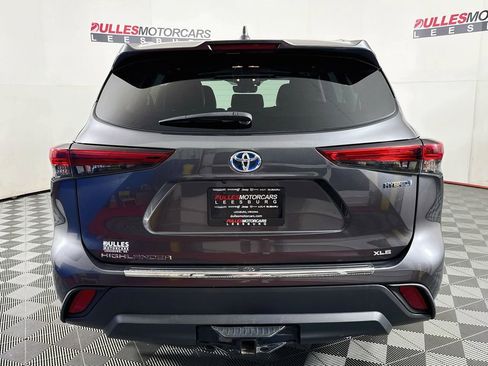 Used 2021 Toyota Highlander XLE AWD/4WD image 6