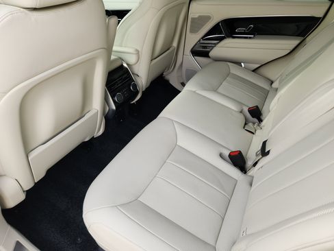 Certified 2025 Land Rover Range Rover SE image 32