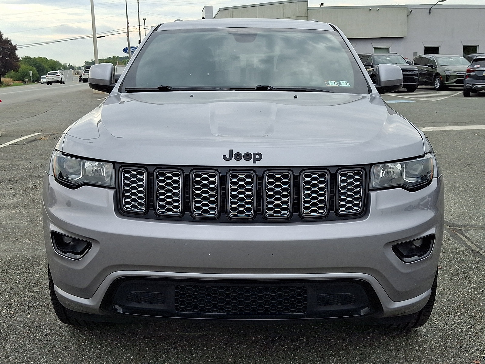 Used 2018 Jeep Grand Cherokee Altitude AWD/4WD image 2