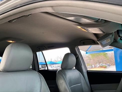 Used 2012 Toyota Highlander SE w/ Tow Pkg image 13