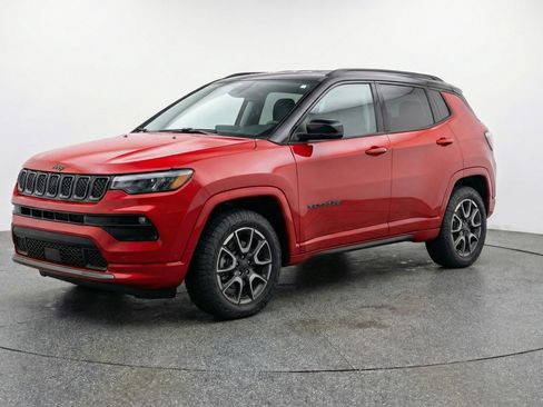 Used 2025 Jeep Compass Trailhawk AWD/4WD image 3