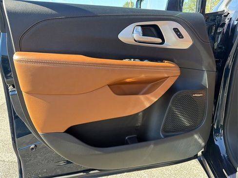 Used 2024 Chrysler Pacifica Pinnacle w/ Trailer Tow Group image 10